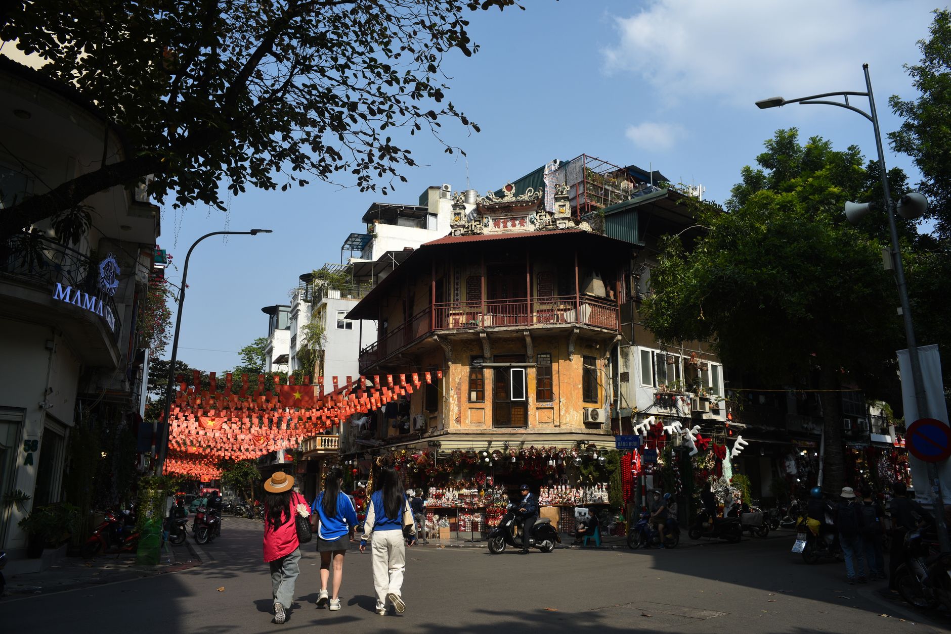 hanoi old quarter street lanterns evening