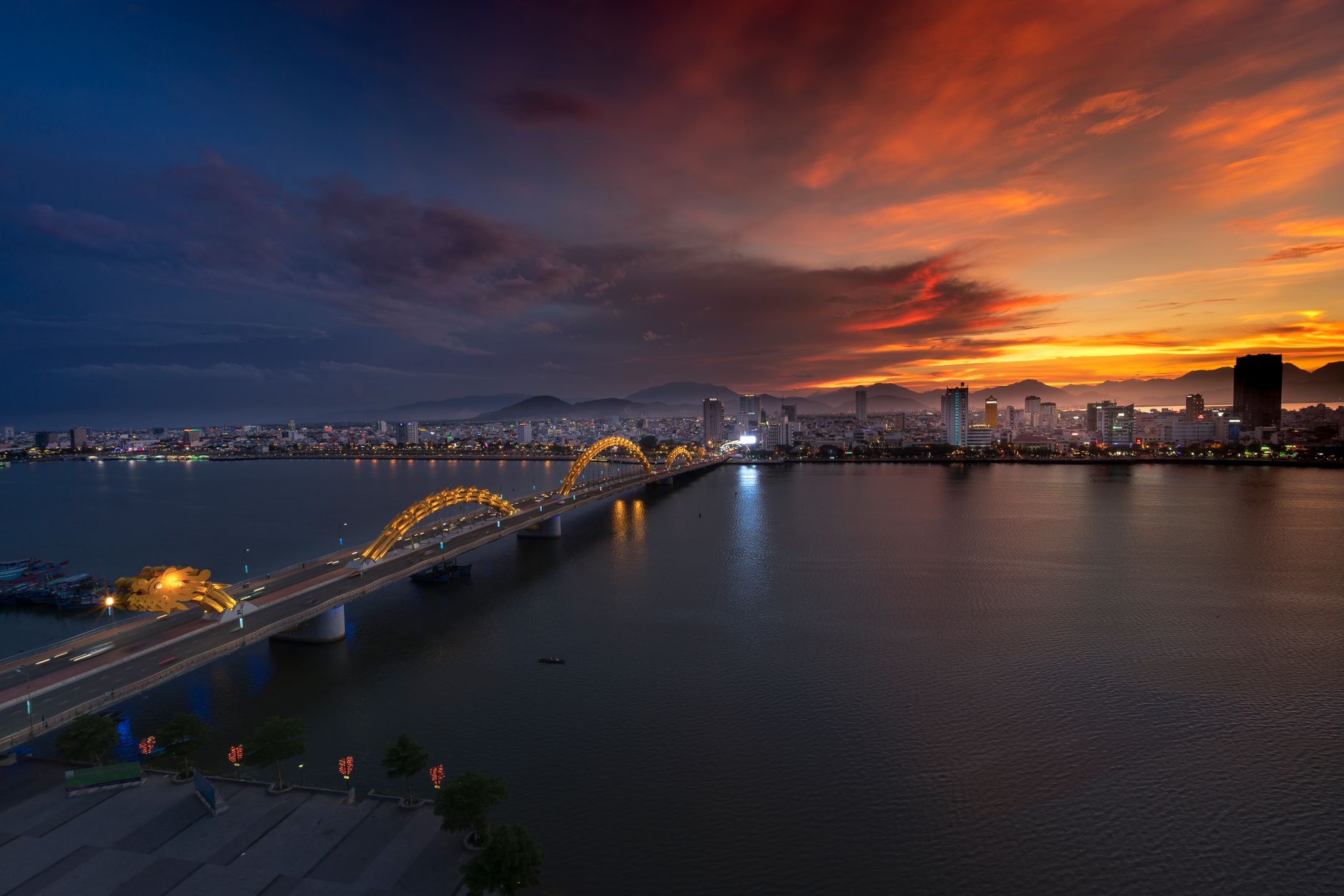 da nang dragon bridge night lights