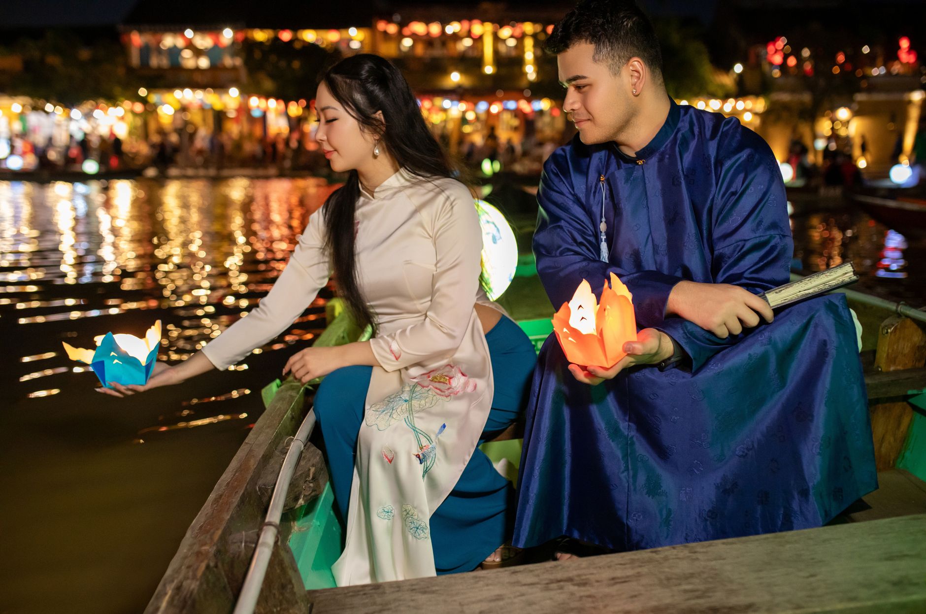hoi an ancient town lanterns evening tourists