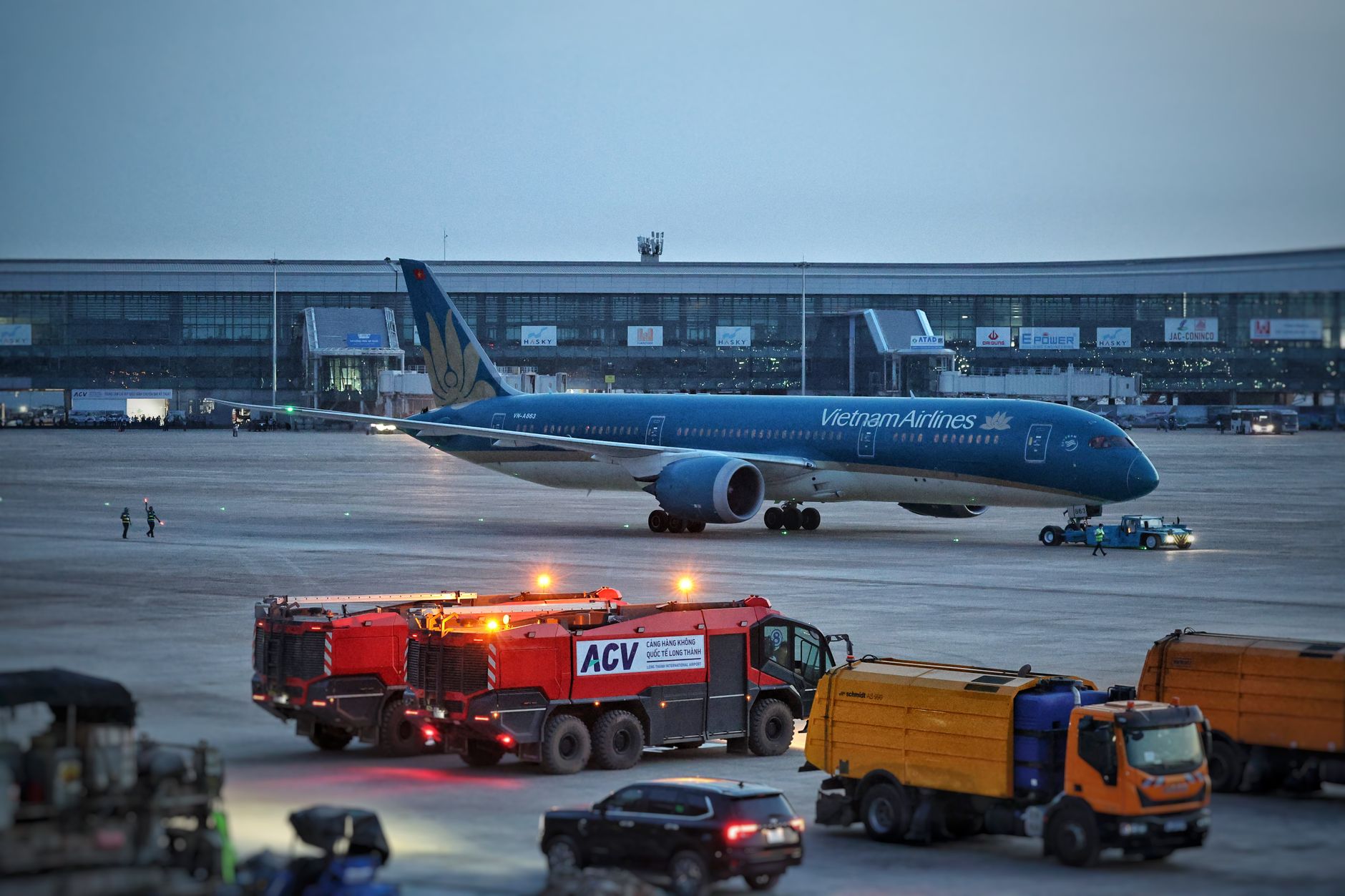 vietnam airlines airplane tarmac noi bai airport