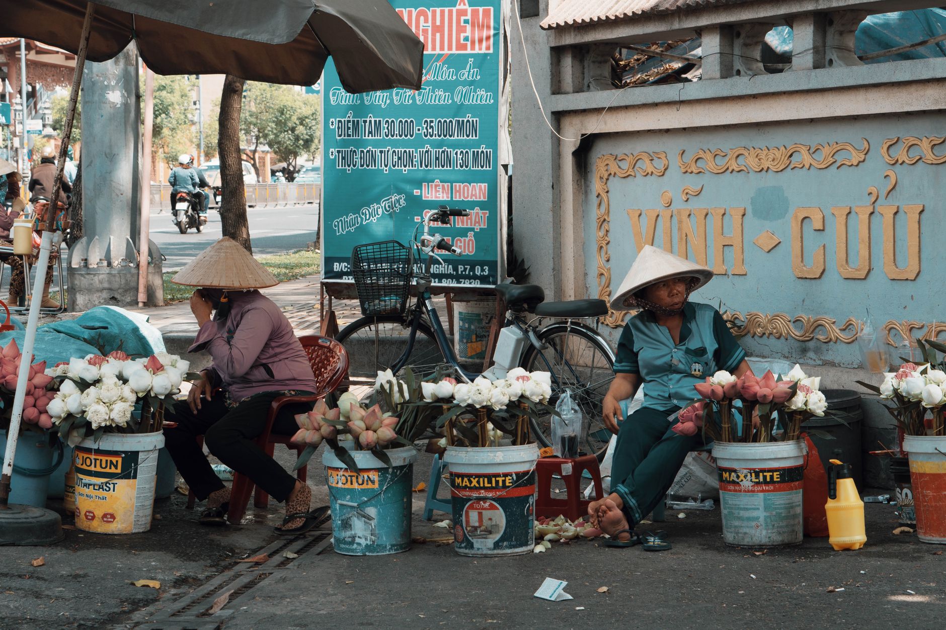 vietnam flower market street vendor